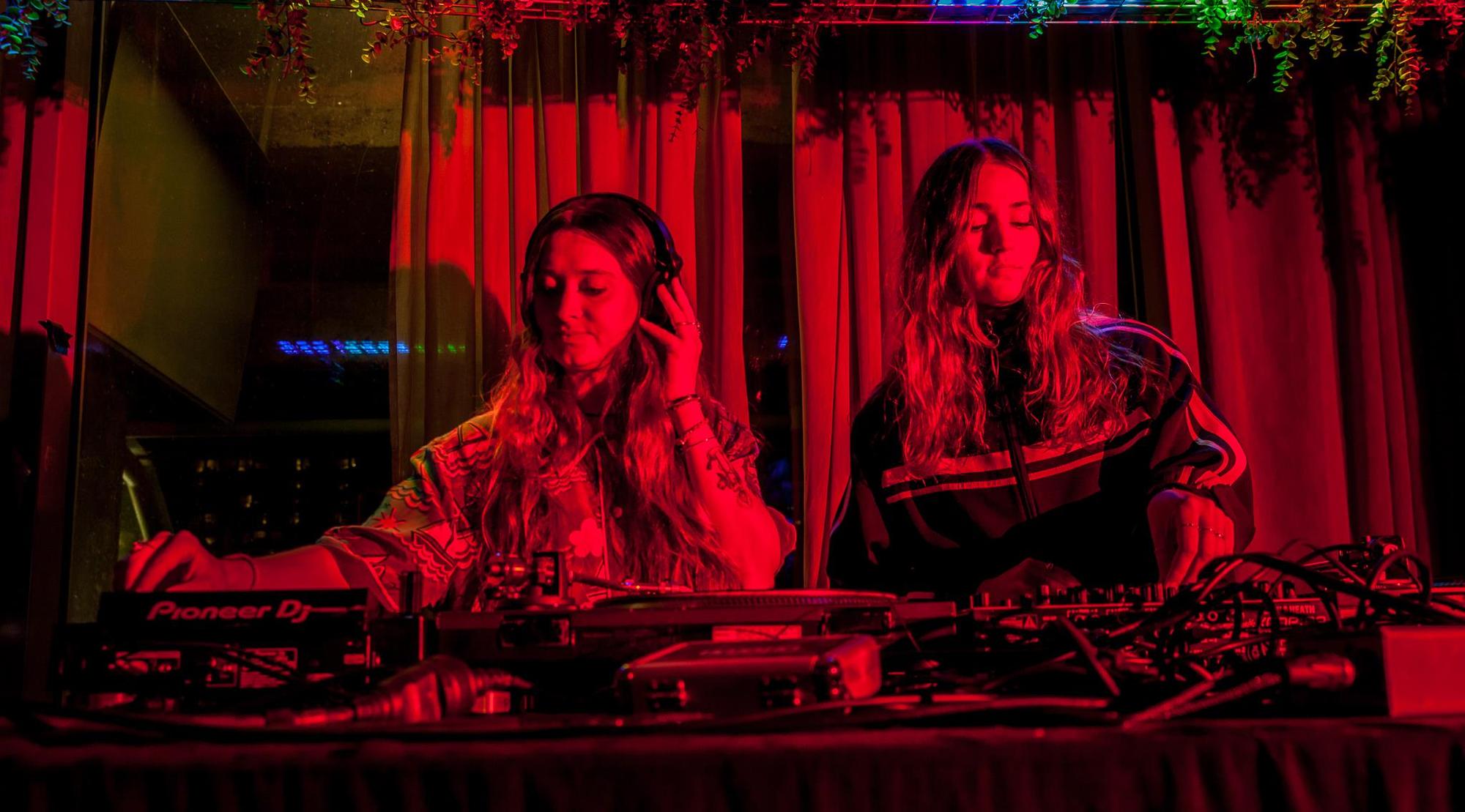 Ethel and Melody playing at Wanderlust, Paris, 2018. 