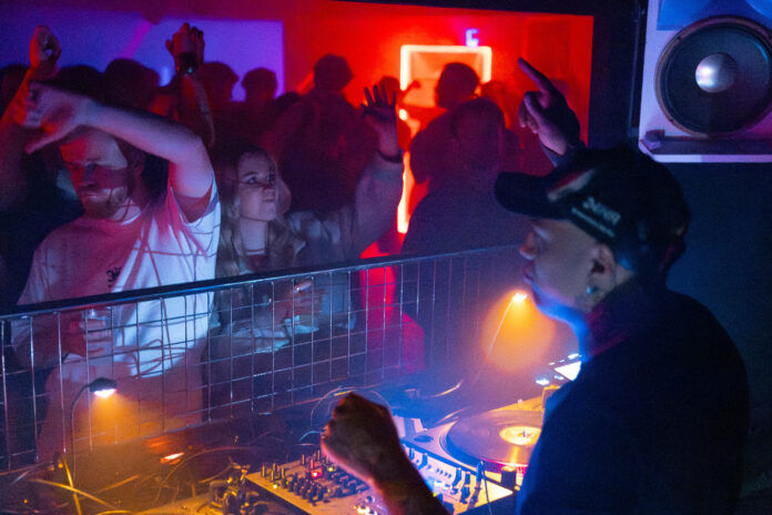 Quest playing to a packed Kapsule dancefloor
